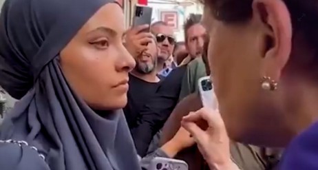 İYİ Parti lideri Akşener'den tepki çeken hareket: Genç kızı azarladı!